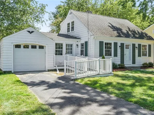 7 Paquin Rd, Barrington, RI 02806