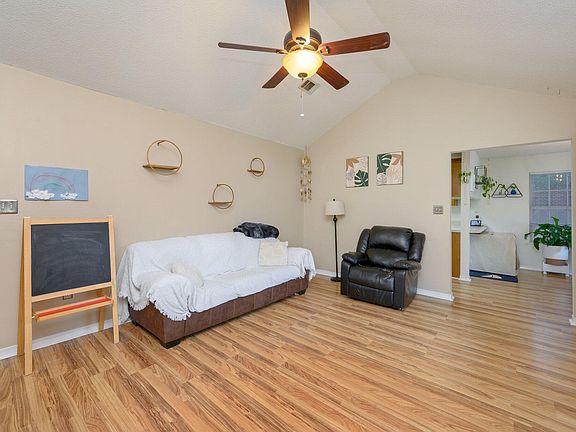 5th image of 534 Hyde Park Dr