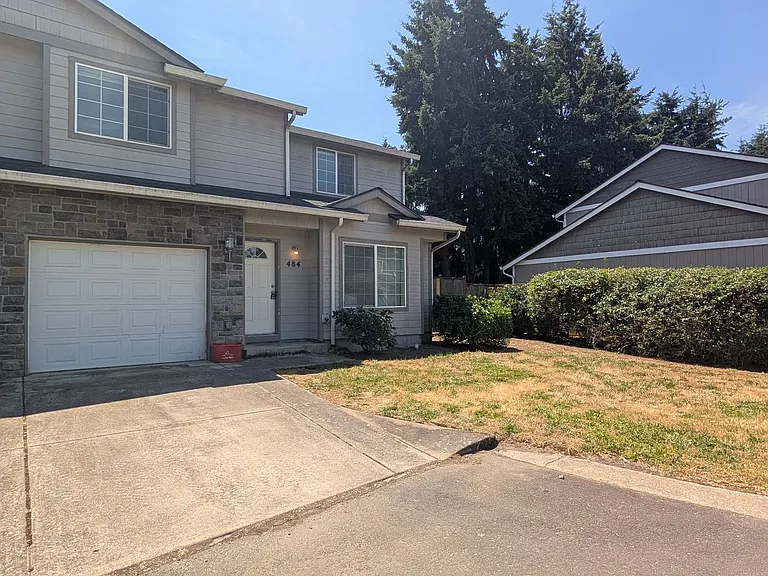 484 Helen St — Photo 2