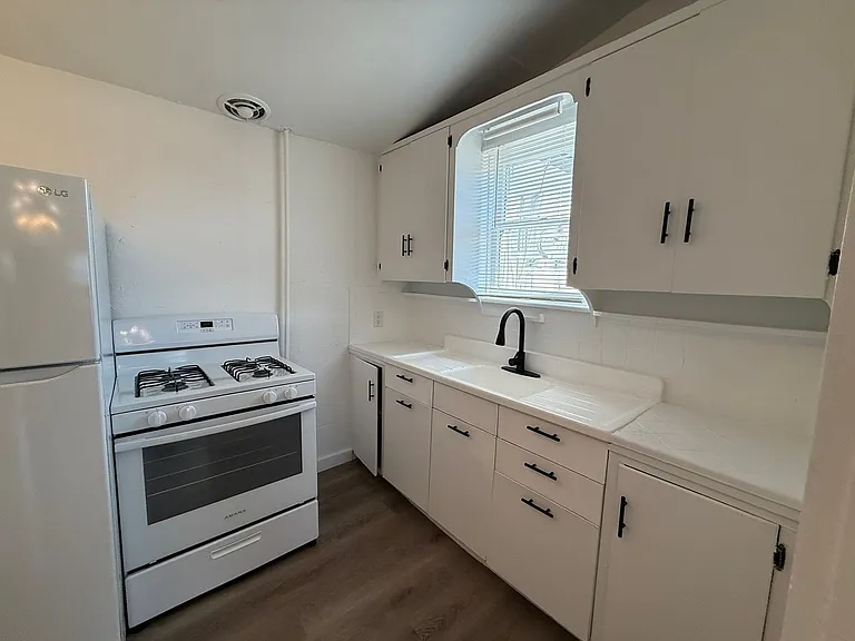 239 N Warren Ave — Photo 86