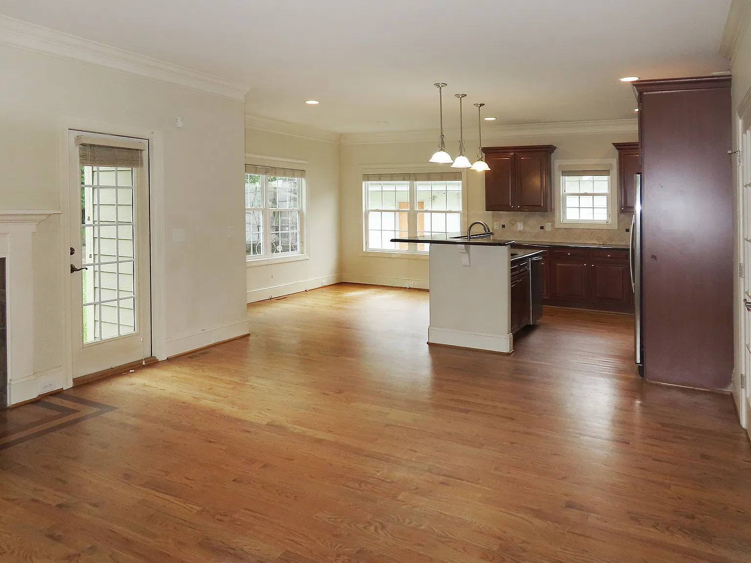 5 bed, 2000 sqft, $5,475 — Photo 4