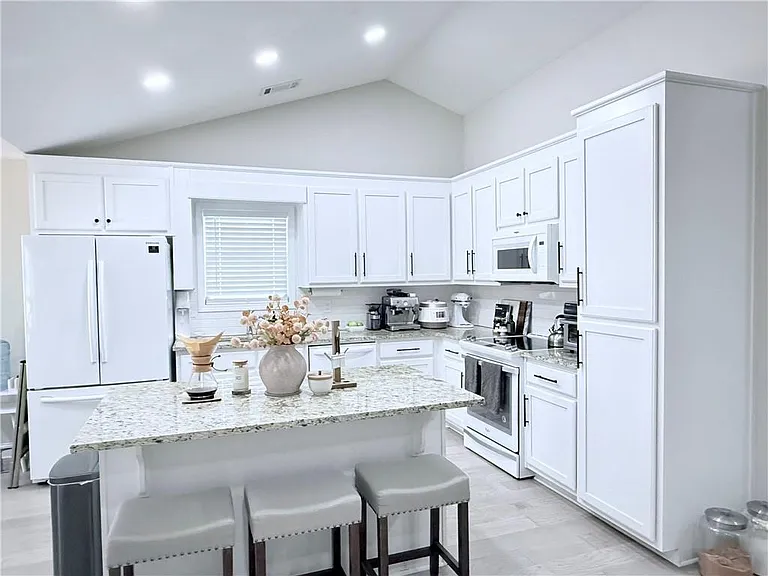 138 Livingston Ct — Photo 9