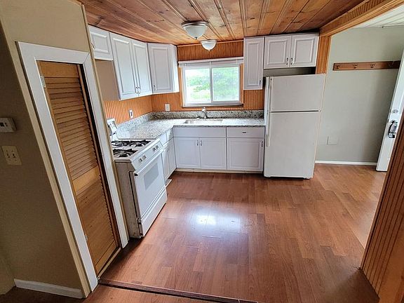 5th image of 23704 Cayuga Ave