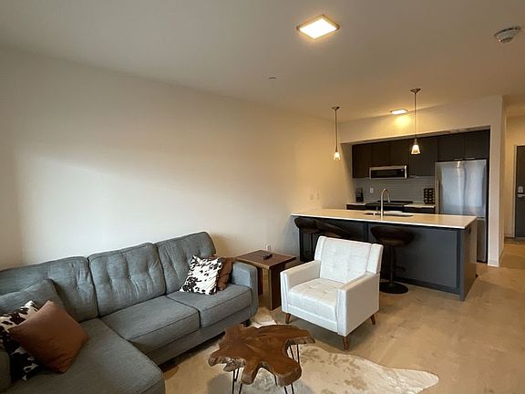 2nd image of 718 W Babcock St Unit 210