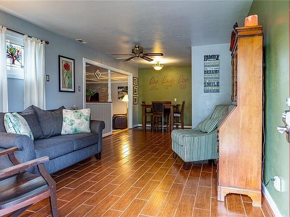 4th image of 302 Gloucester Ave