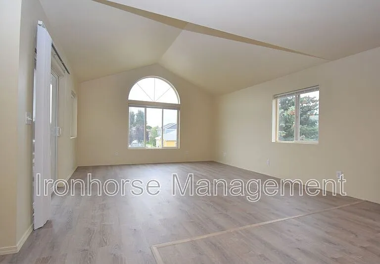 509 N Hunters Way — Photo 1