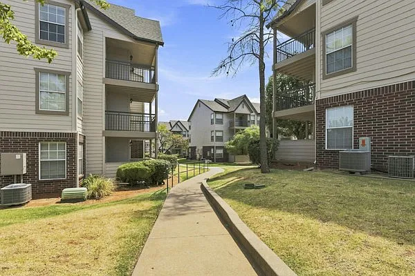 Crown Pointe Apartments — Photo 2