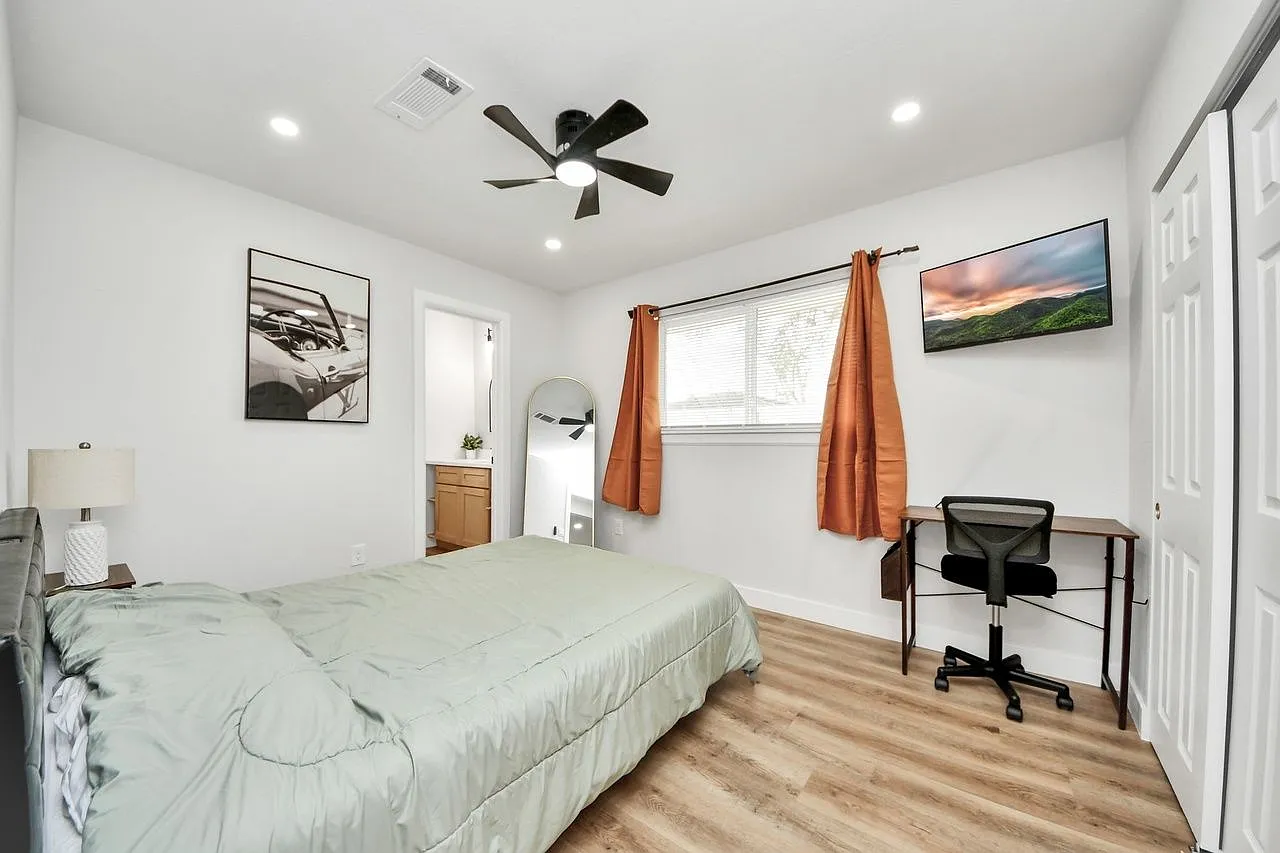 3 bed, 2.0 bath, 1200 sqft, $2,349 — Photo 4