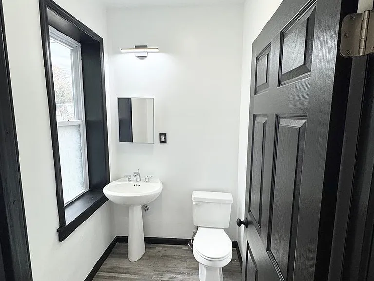 509 E Strawberry St — Photo 7
