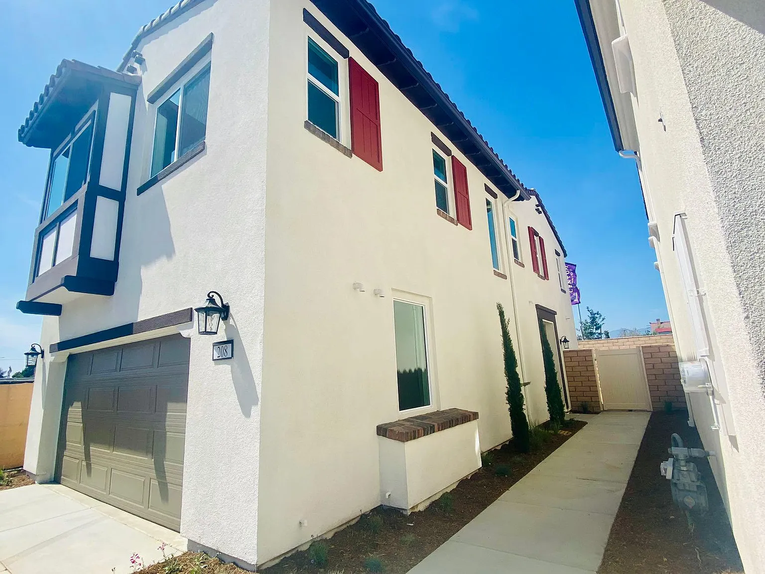 3 bed, 2.5 bath, 1586 sqft, $2,990 — Photo 2