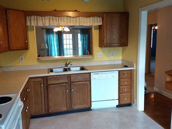3rd image of 425 Bayberry Ct