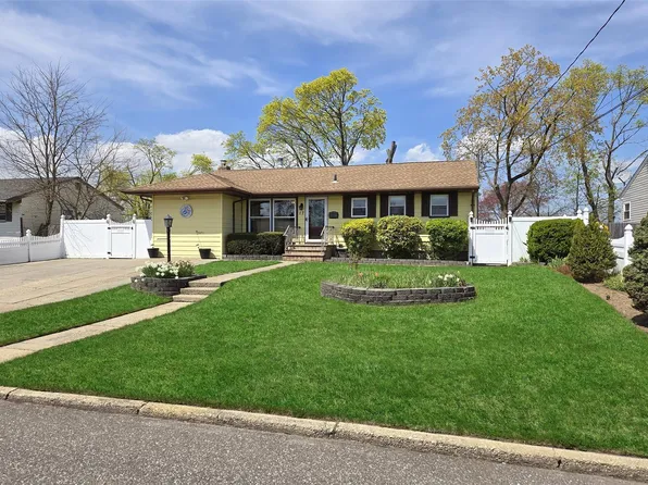 17 E Chestnut Street, Central Islip, NY 11722