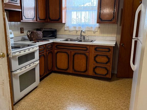 5th image of 3530 Montrose Ave