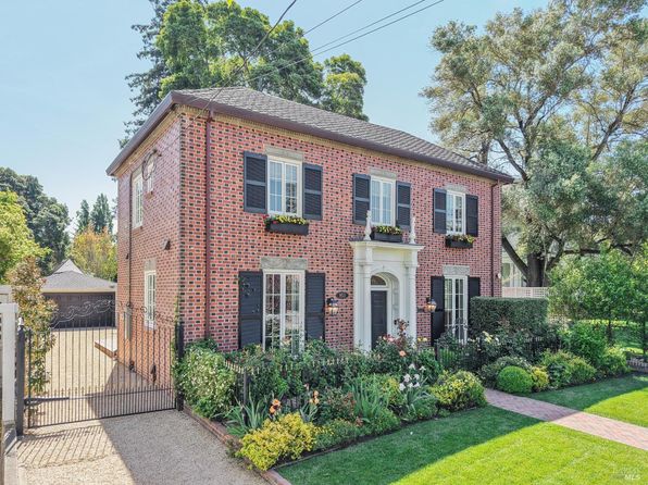 853 D Street - 3bd/3ba, 2,801 sqft - in Petaluma, CA