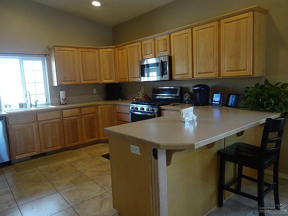 3rd image of 831 NE Cobblestone Ct