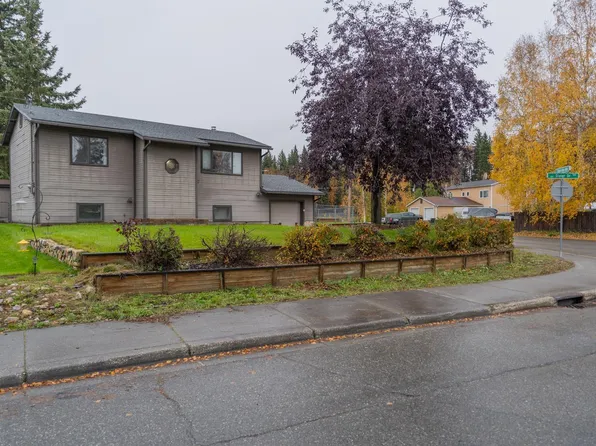 582 Slater Dr, Fairbanks, AK 99701