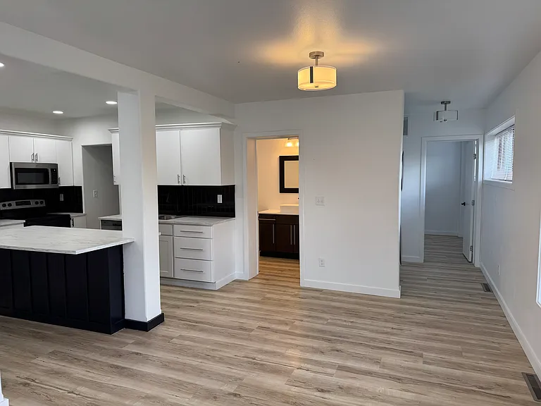 802 W Kemp Ave #1 — Photo 3
