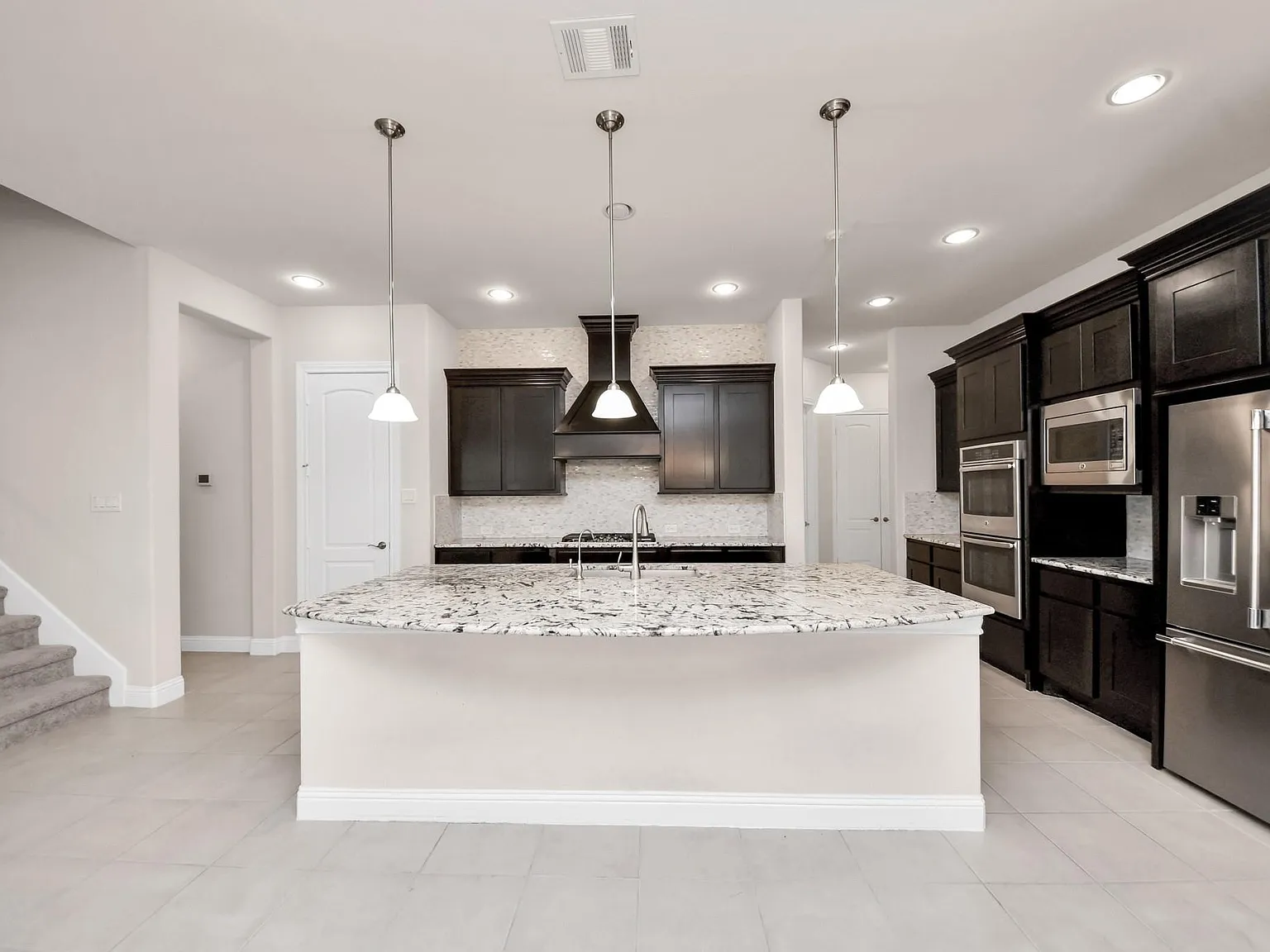 3 bed, 5.0 bath, 2996 sqft, $4,200 — Photo 4
