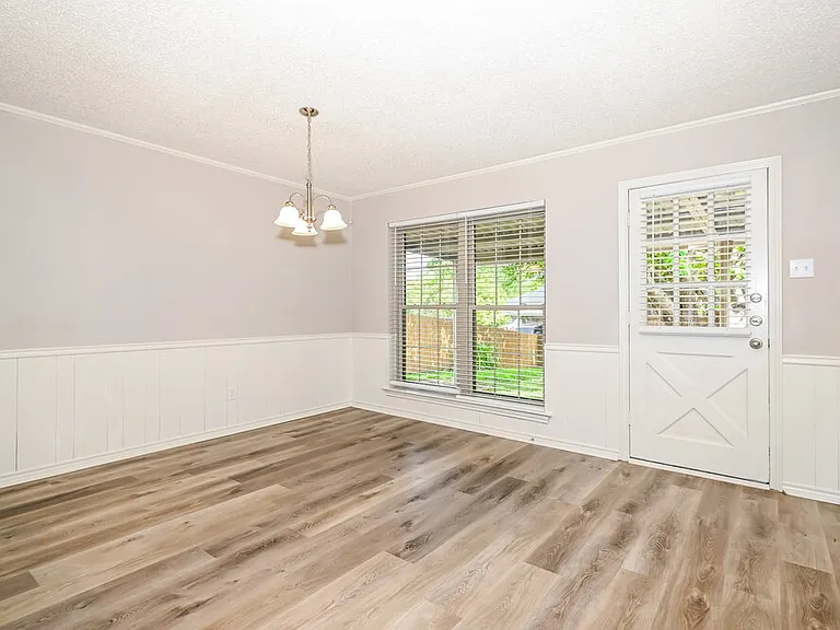 708 Village Green Dr — Photo 5