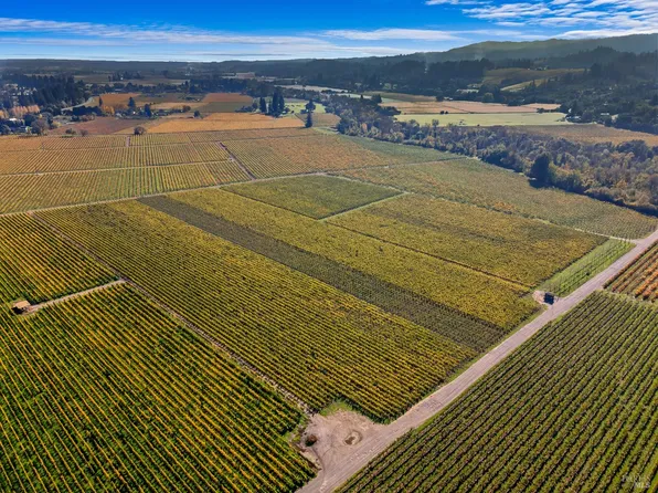 636 Dry Creek Road, Healdsburg, CA 95448