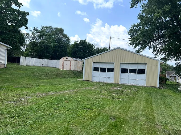 861 Cabot Dr — Photo 2