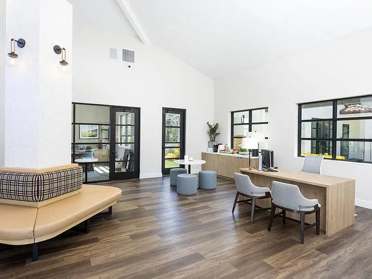 La Jolla Blue Apartments — Photo 17