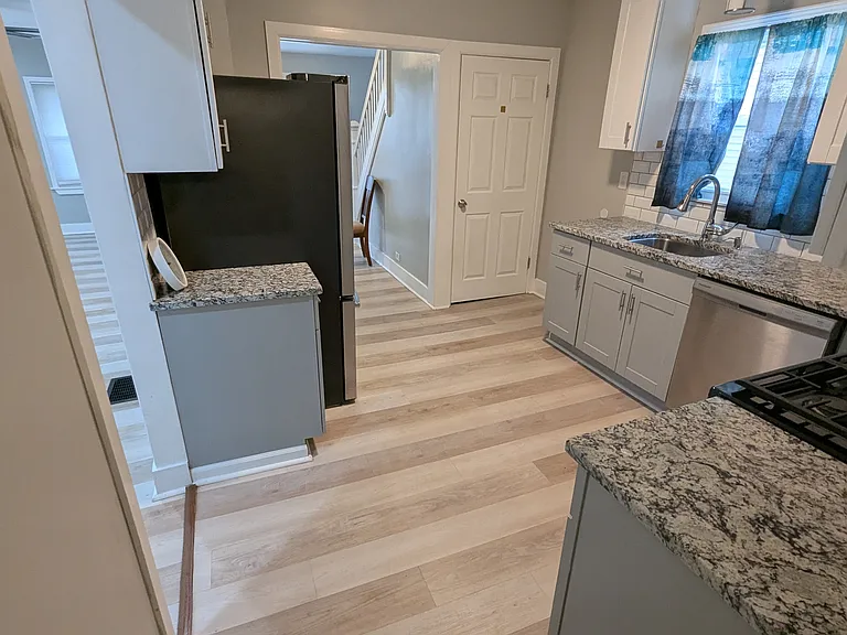 619 Sawyer St — Photo 8