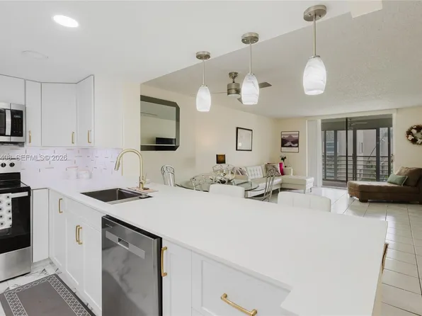 424 SE 10th St APT 204, Dania Beach, FL 33004