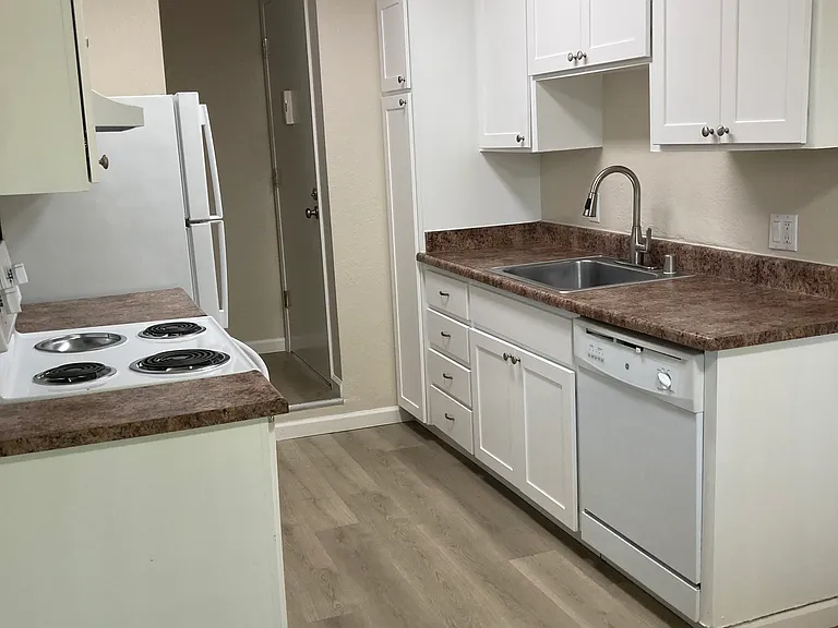 Riverdeck Apartments — Photo 24