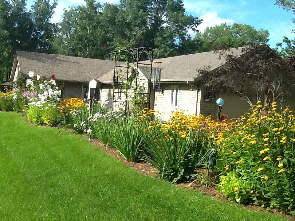 1st image of 1032 E Queens Way