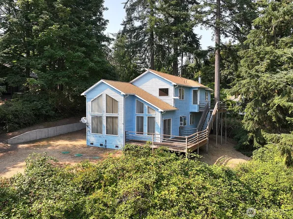 8057 Island Court, Clinton, WA 98236