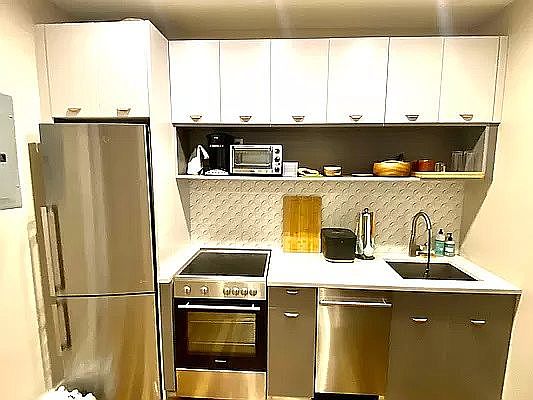 2nd image of 93 Clay St #6