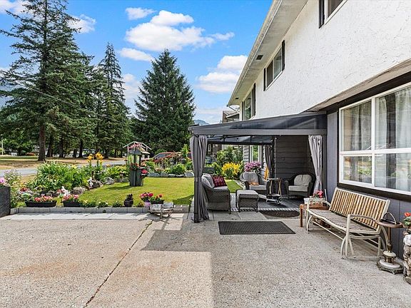 2nd image of 300 Robertson Cres