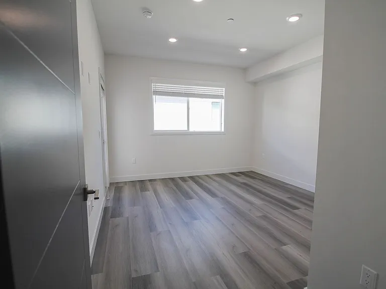 13713 Oxnard St — Photo 8
