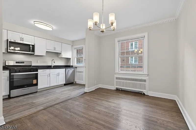 2 bed, 1.0 bath, $3,200 — Photo 2