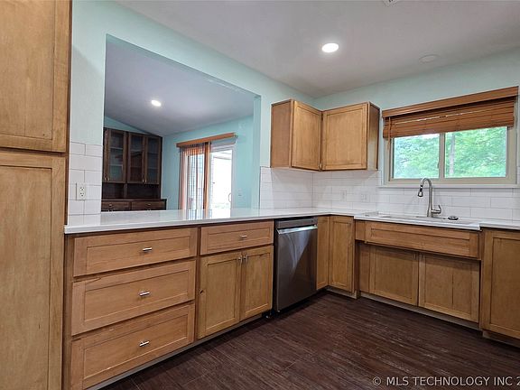 2nd image of 2503 Parkwood Dr