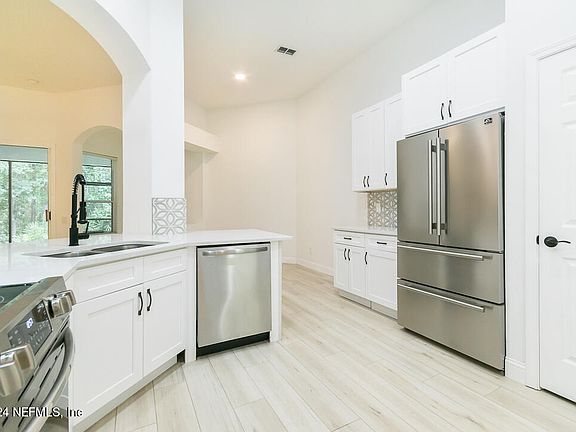 3rd image of 8867 HARVARDS COVE Court