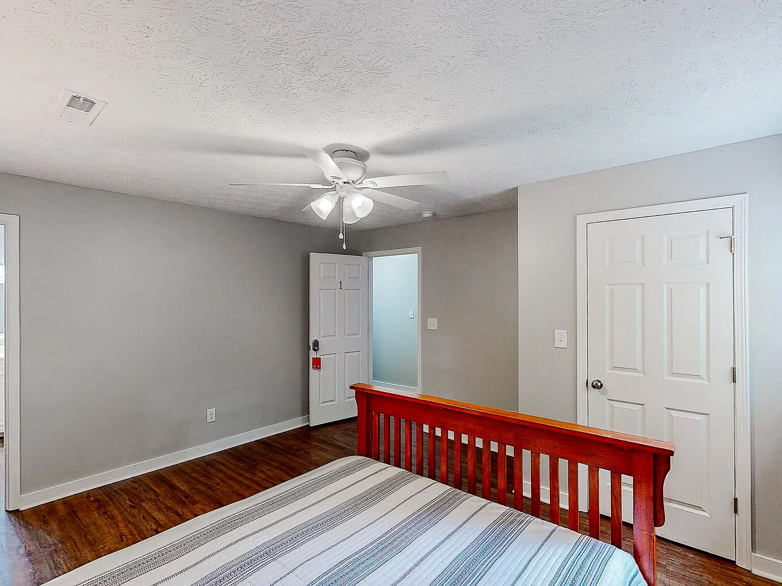 4 bed, 3.0 bath, 1800 sqft, $1,048 — Photo 2