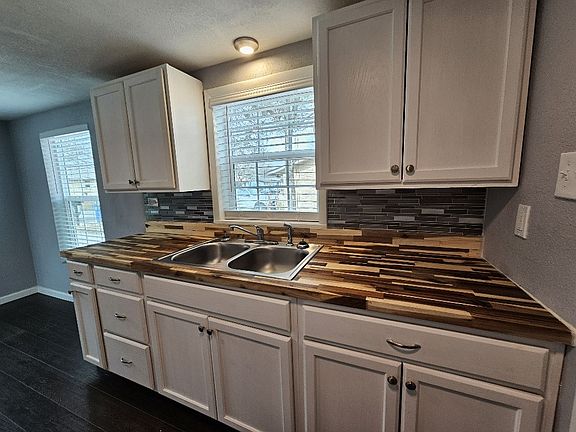 5th image of 207 Pine St