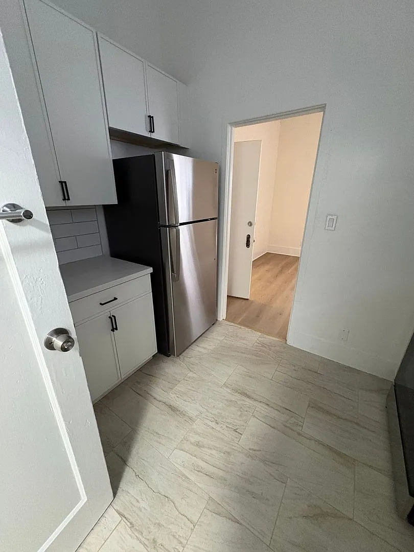 One Bedroom in Central Chinatown Location! — Photo 3
