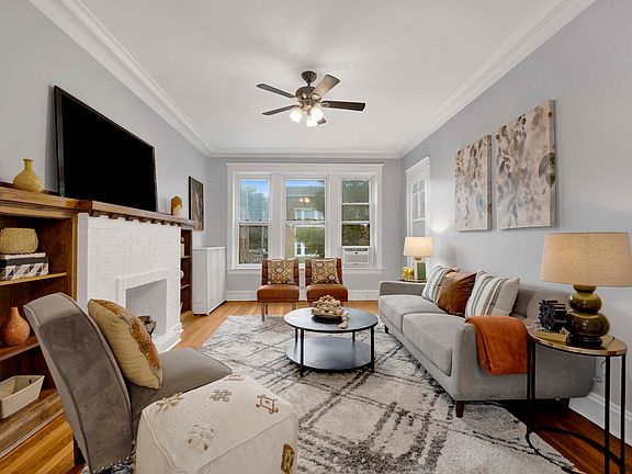 3rd image of 1915 W Montrose Ave #2