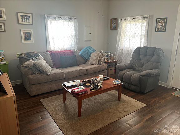 4th image of 202 N Lackey St