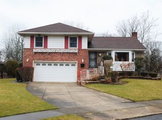 42 Tulip Ln, Williston Park, NY 11596