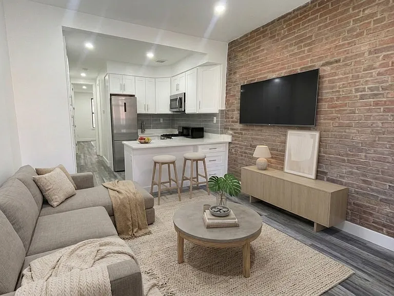 410 W 51st St #504 — Photo 2