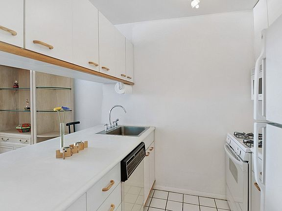 3rd image of 350 W 50th St APT 9H