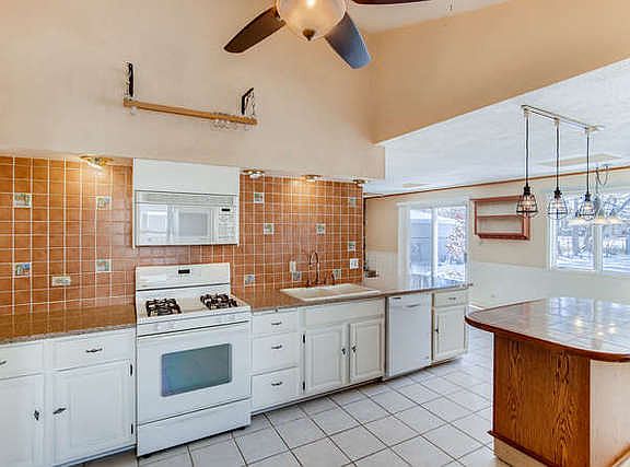 4th image of 380 N Lincoln Ave