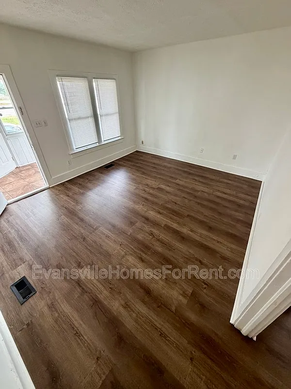 2 bed, 1.0 bath, 1408 sqft, $900 — Photo 3