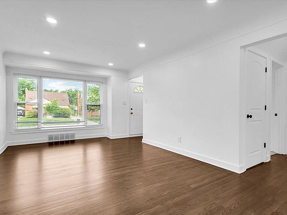 3rd image of 20520 Vaughan St