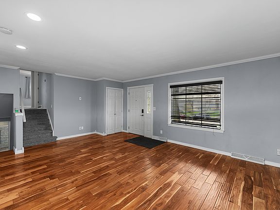 3rd image of 2425 W 46th St