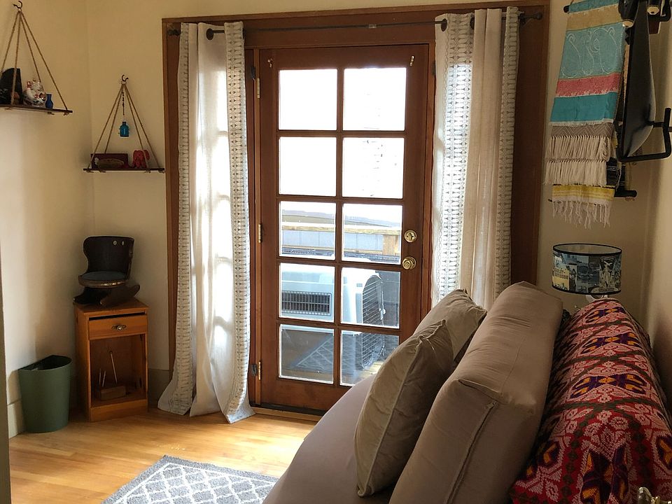 2nd image of 1006 SE Clatsop St